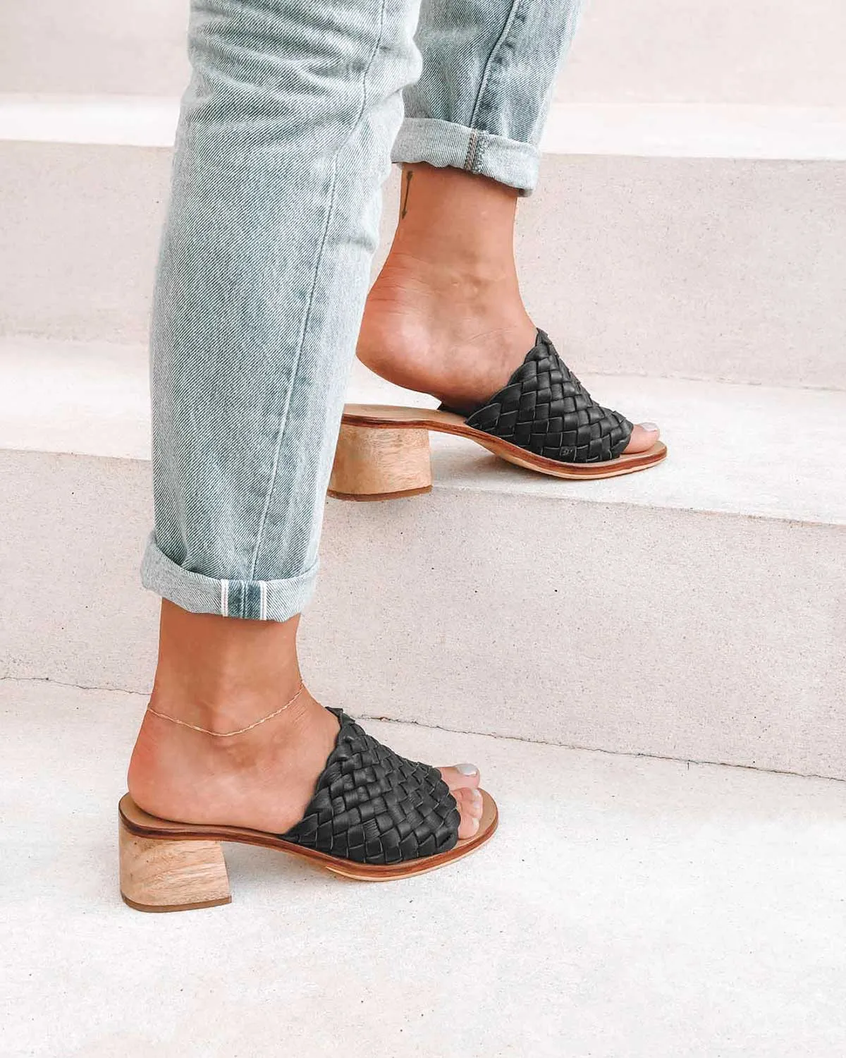 Santorini Woven Mule - Black