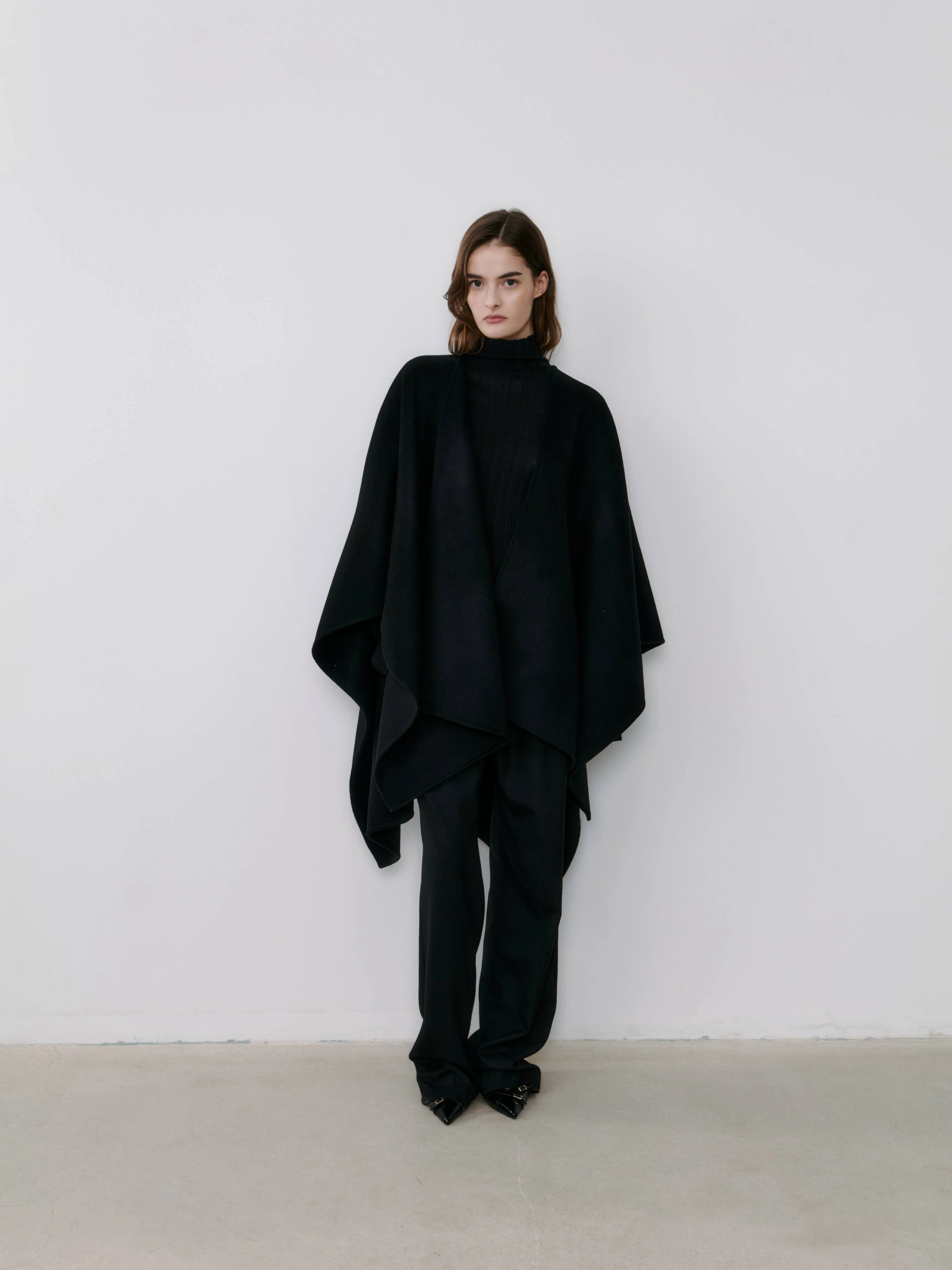 THE CASHMERE CAPE - BLACK